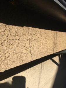 外壁にひび割れ！